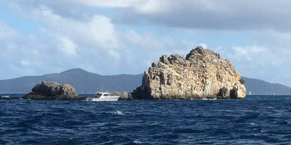A dive boat on the mooring at Carval Rock, the pinnacle beside Congo Cay
