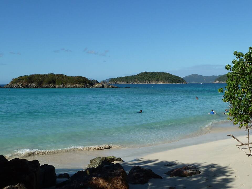 Cinnamon Bay with Cinnamon Cay and Whistling Cay offshore